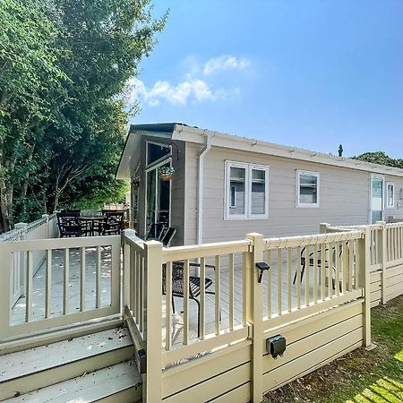 Stunning Lodge With Decking At Oaklands Holiday Park In Essex Ref 39017Rw Clacton-on-Sea Exteriör bild