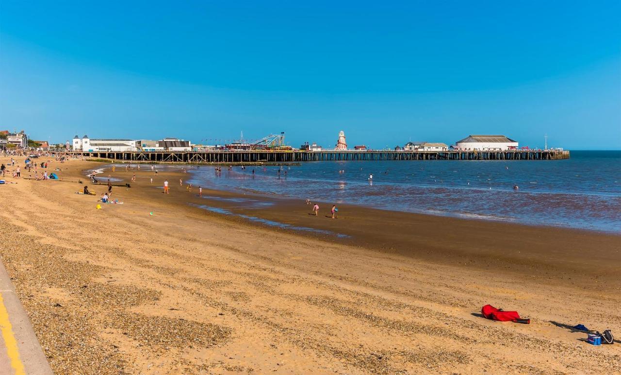 Stunning Lodge With Decking At Oaklands Holiday Park In Essex Ref 39017Rw Clacton-on-Sea Exteriör bild