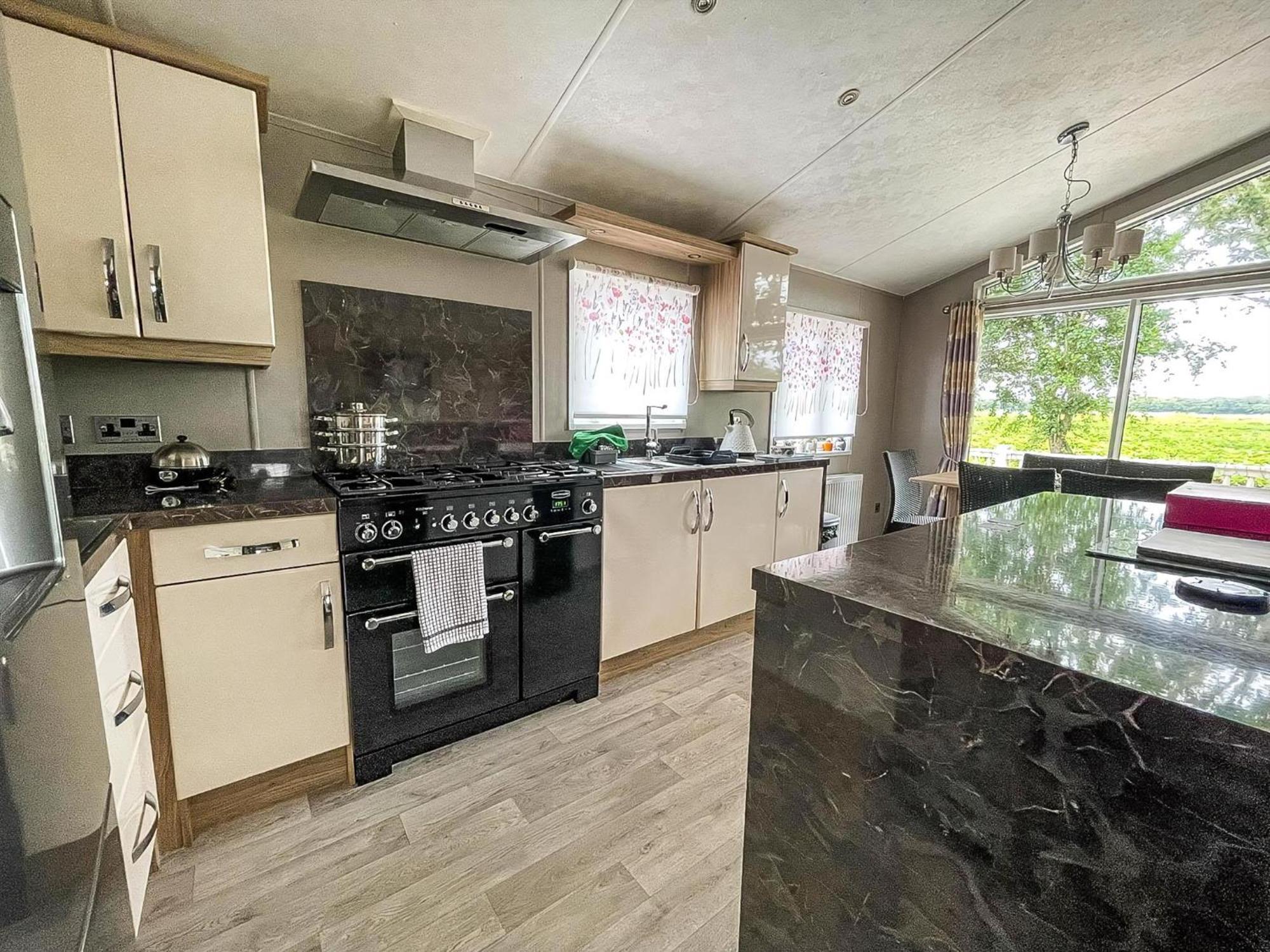 Stunning Lodge With Decking At Oaklands Holiday Park In Essex Ref 39017Rw Clacton-on-Sea Exteriör bild