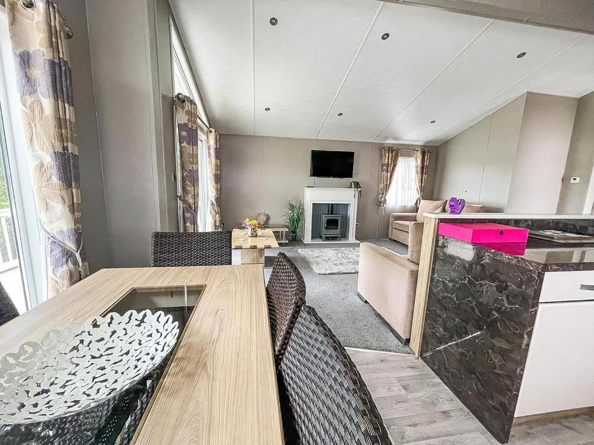 Stunning Lodge With Decking At Oaklands Holiday Park In Essex Ref 39017Rw Clacton-on-Sea Exteriör bild