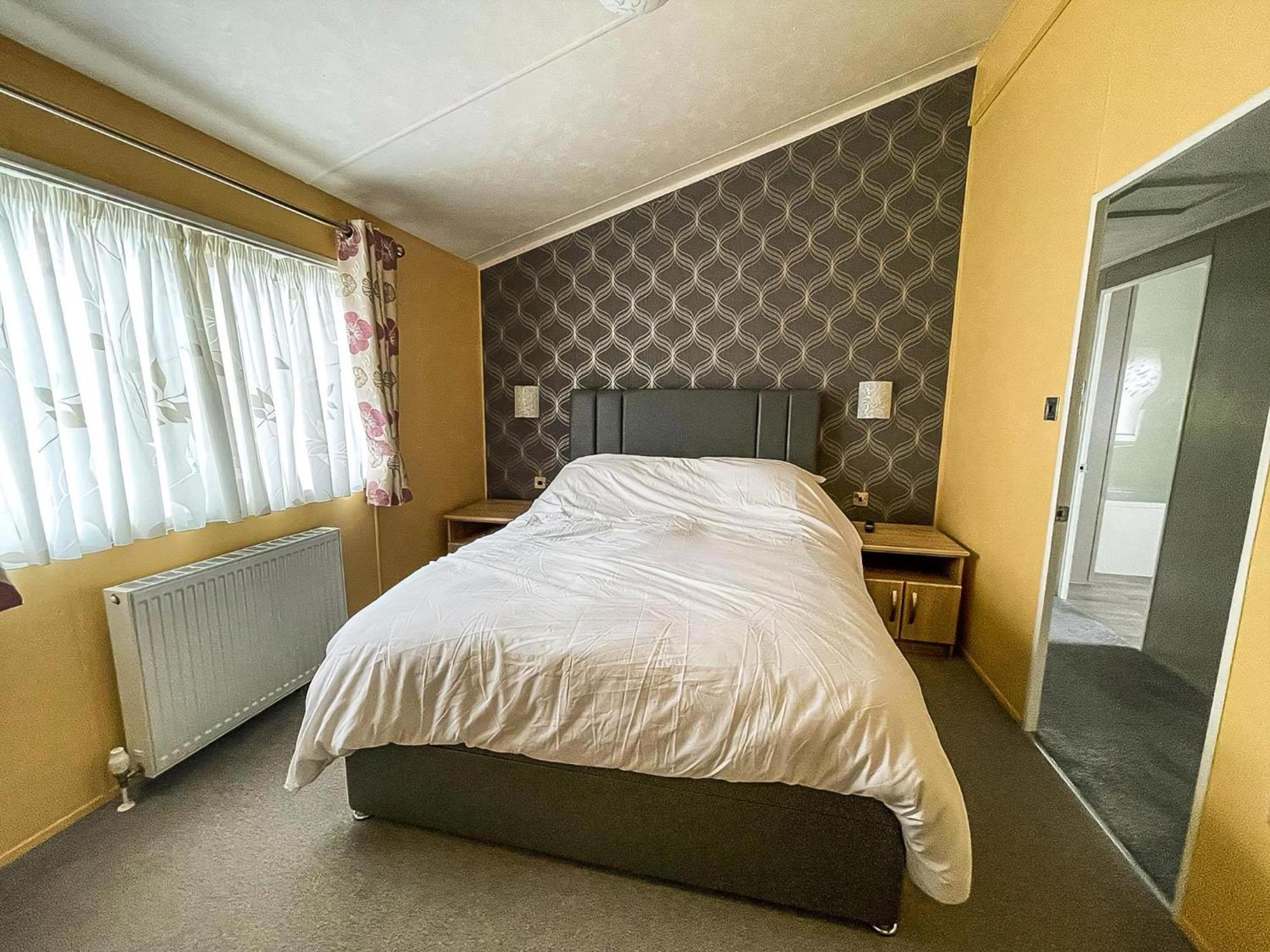 Stunning Lodge With Decking At Oaklands Holiday Park In Essex Ref 39017Rw Clacton-on-Sea Exteriör bild
