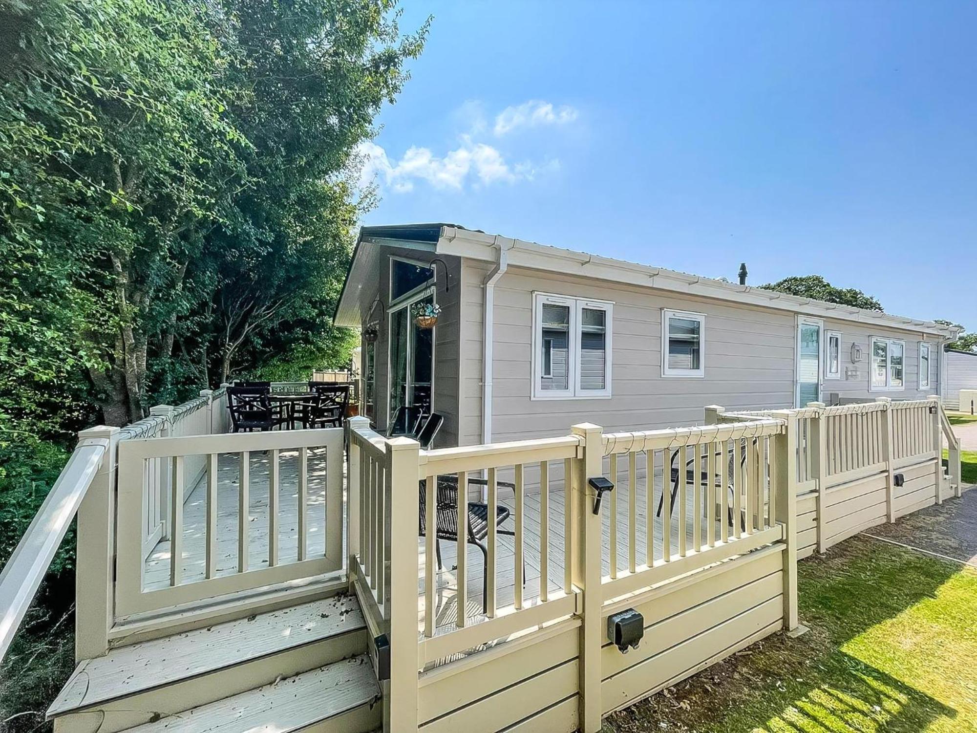 Stunning Lodge With Decking At Oaklands Holiday Park In Essex Ref 39017Rw Clacton-on-Sea Exteriör bild