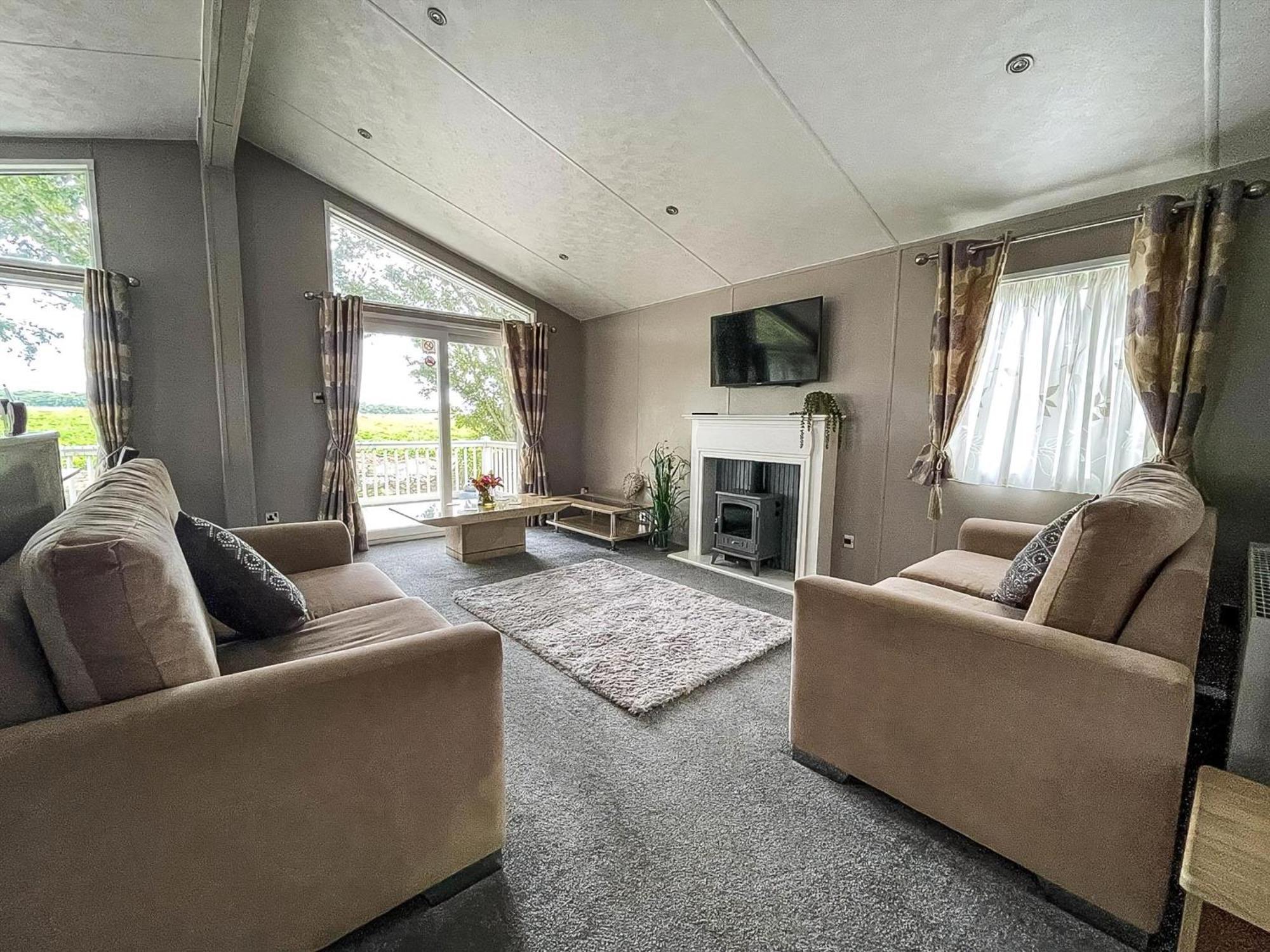 Stunning Lodge With Decking At Oaklands Holiday Park In Essex Ref 39017Rw Clacton-on-Sea Exteriör bild