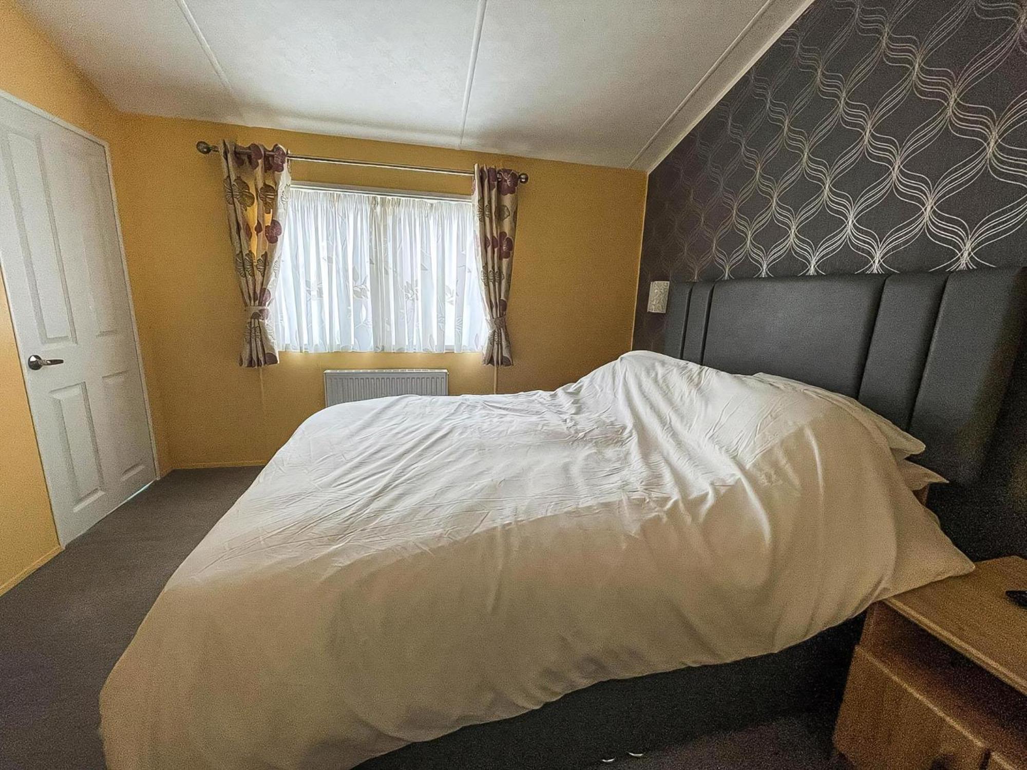 Stunning Lodge With Decking At Oaklands Holiday Park In Essex Ref 39017Rw Clacton-on-Sea Exteriör bild