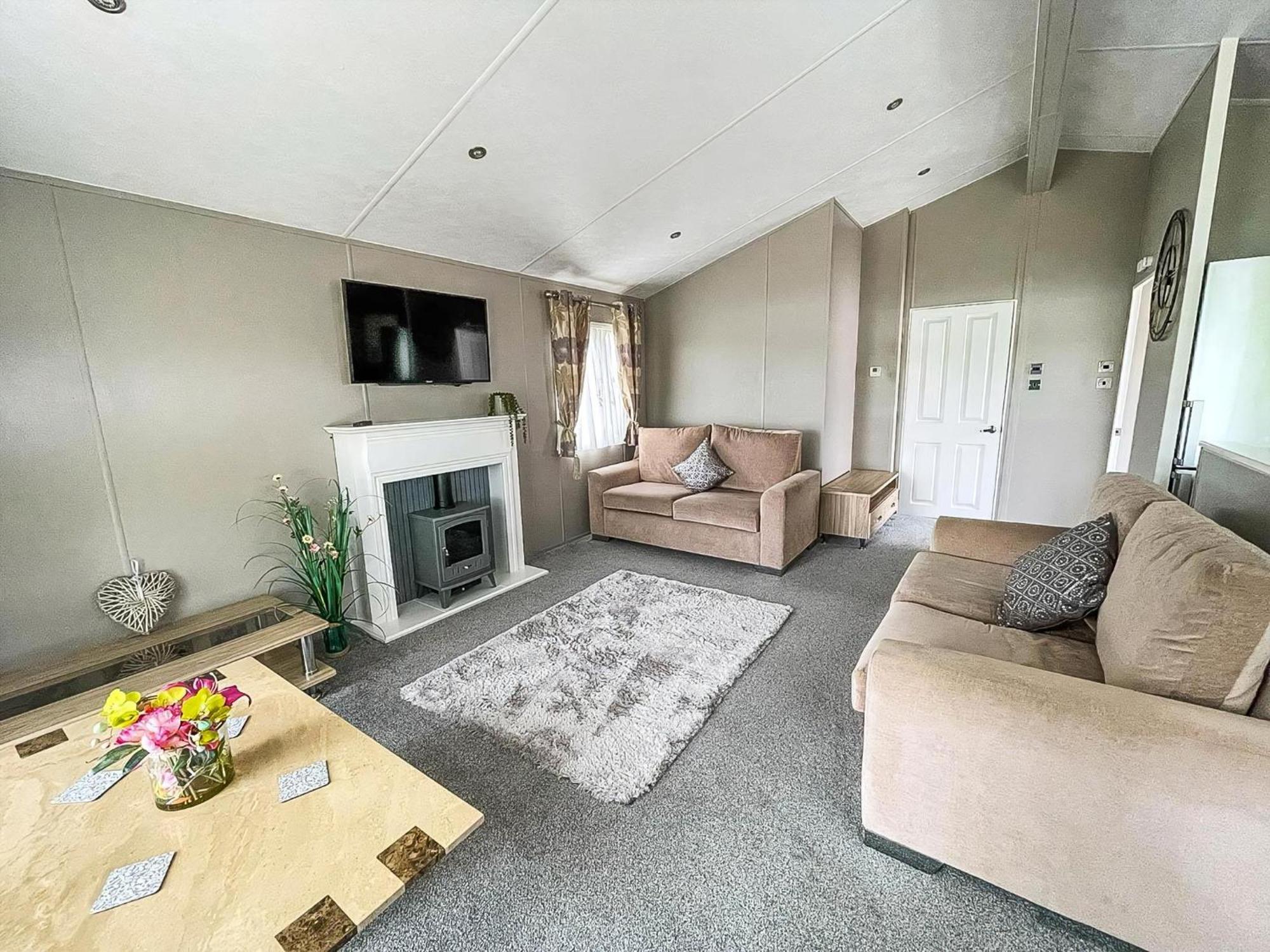 Stunning Lodge With Decking At Oaklands Holiday Park In Essex Ref 39017Rw Clacton-on-Sea Exteriör bild
