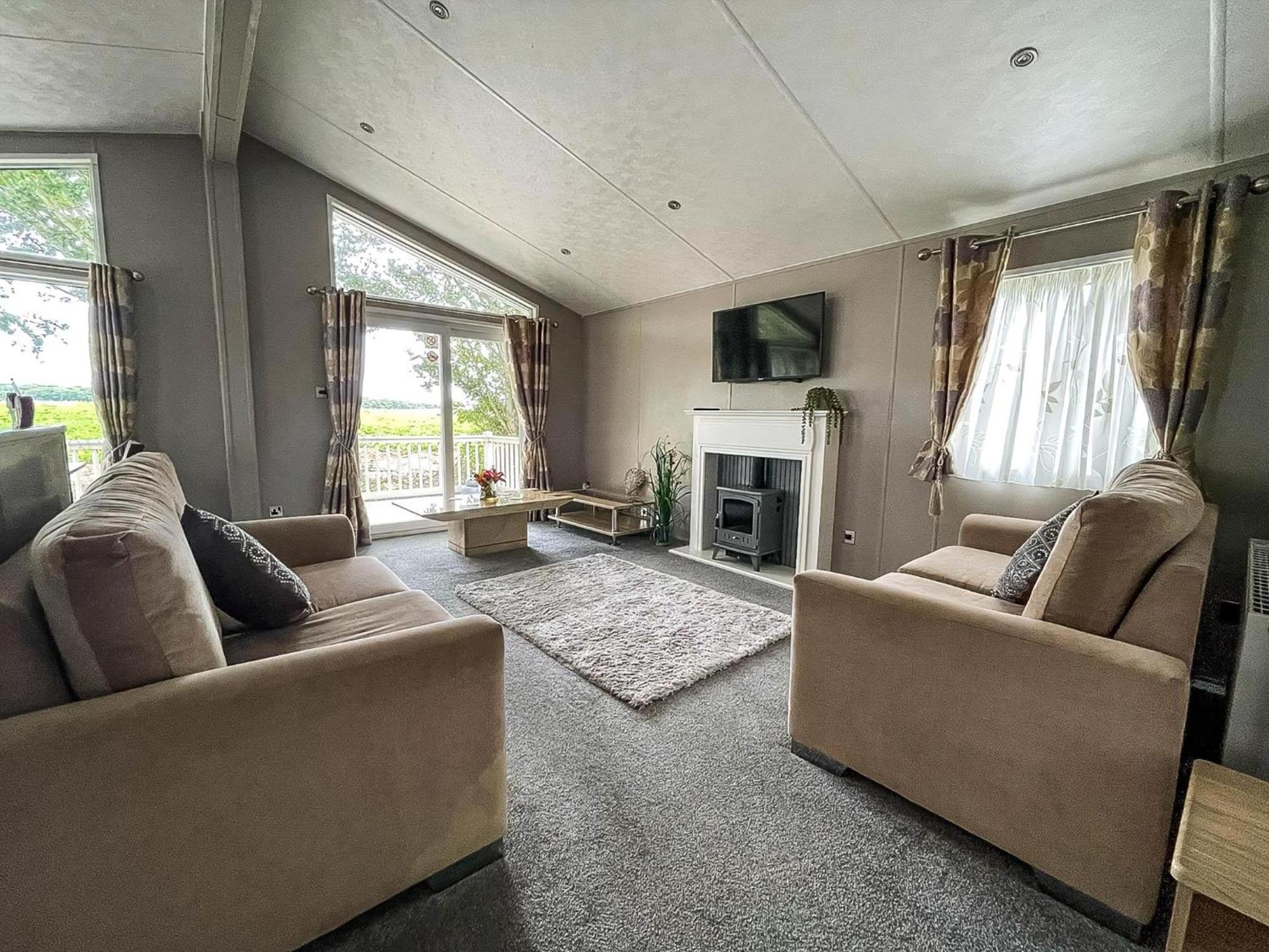 Stunning Lodge With Decking At Oaklands Holiday Park In Essex Ref 39017Rw Clacton-on-Sea Exteriör bild